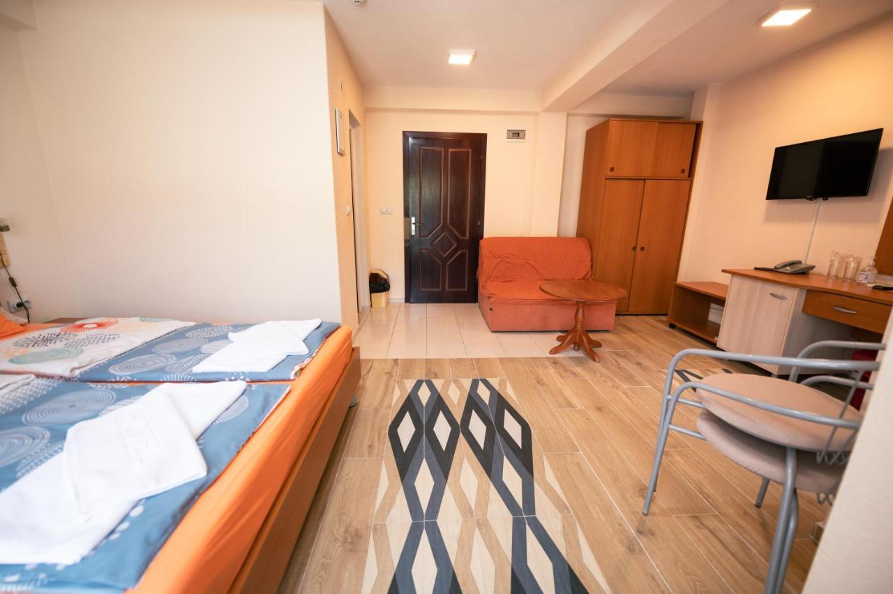Hotel Holiday-M โอครีด ภายนอก รูปภาพ