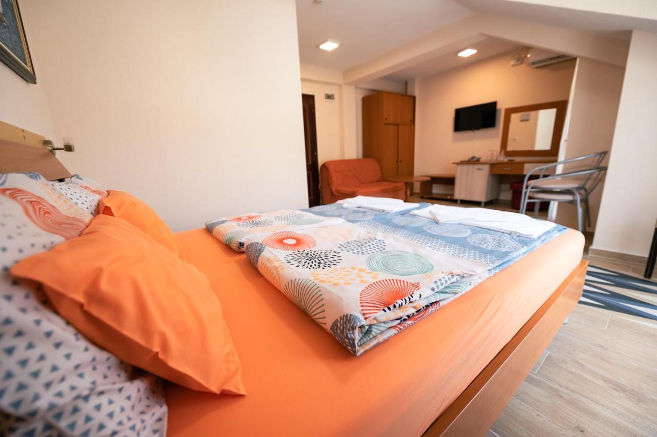 Hotel Holiday-M โอครีด ภายนอก รูปภาพ